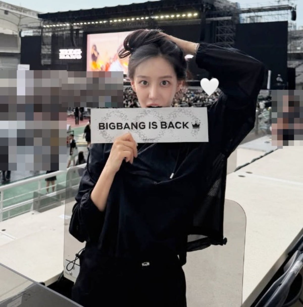 그룹 글램 출신 김시원이 빅뱅 콘서트를 방문해 포즈를 취하고 있다. / 사진=김시원 SNS