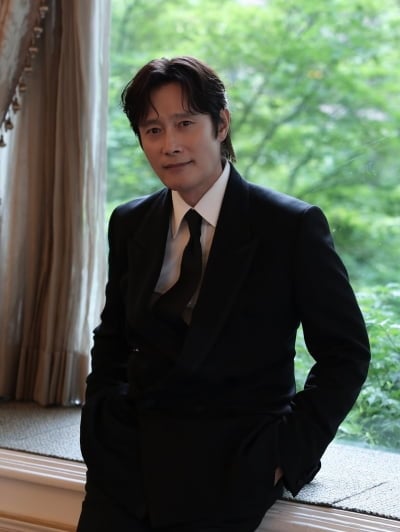 '300억대 건물주' 이병헌, 50대 안 믿기는 수트 핏…대배우의 독보적 존재감