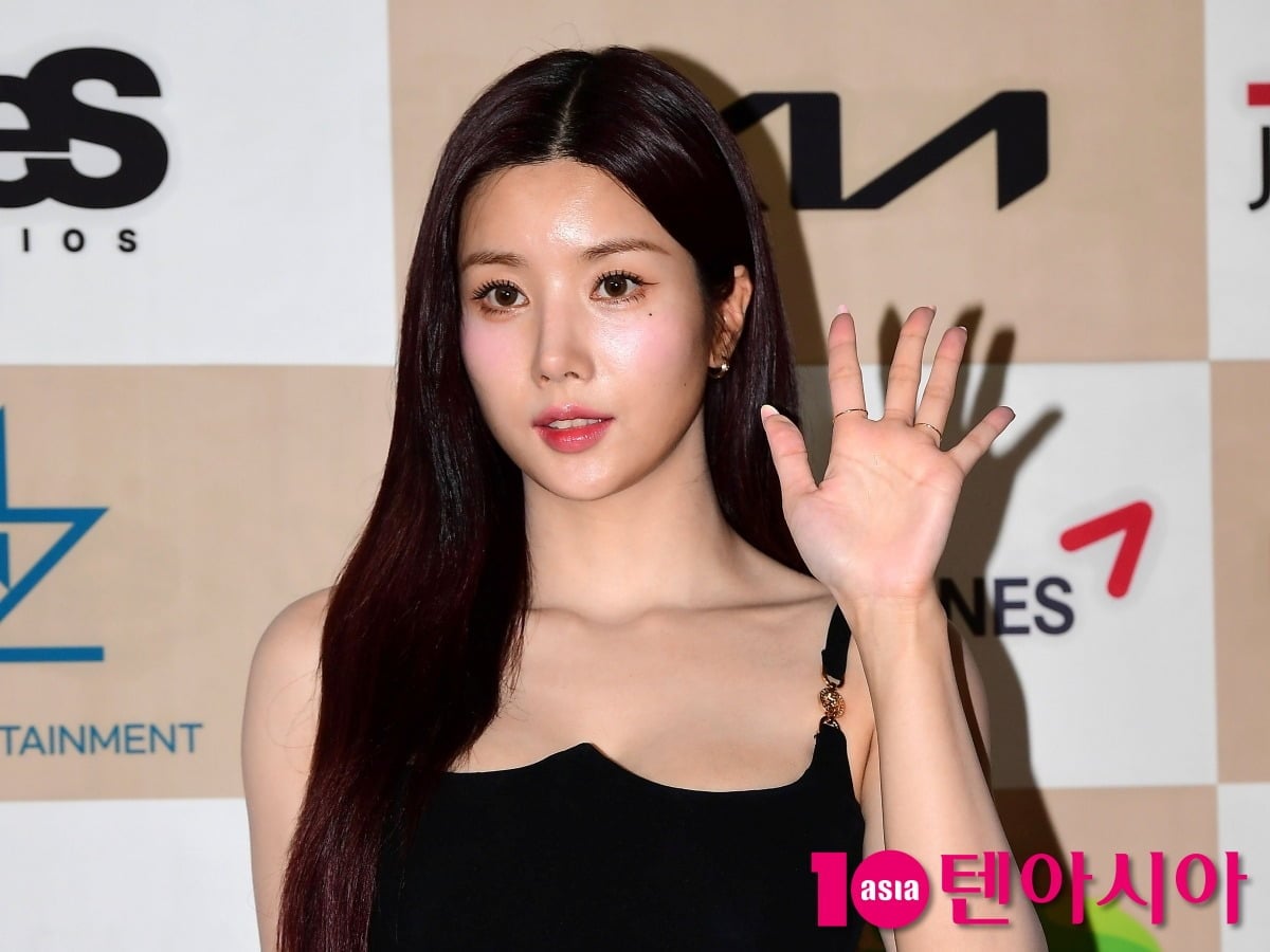권은비가 정예인과 의류 사업에 도전했다가 실패했던 경험을 털어놨다./사진=-텐아시아DB