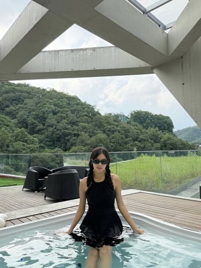 '나솔' 28기 옥순, D라인 숨긴 홀터넥 수영복 자태…임신 중 온수풀서 찰칵