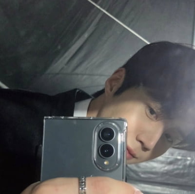 '과다 보정 논란' 김선호, 무보정 턱시도 셀카 공개했다…"원본이 제일 잘생겼어"