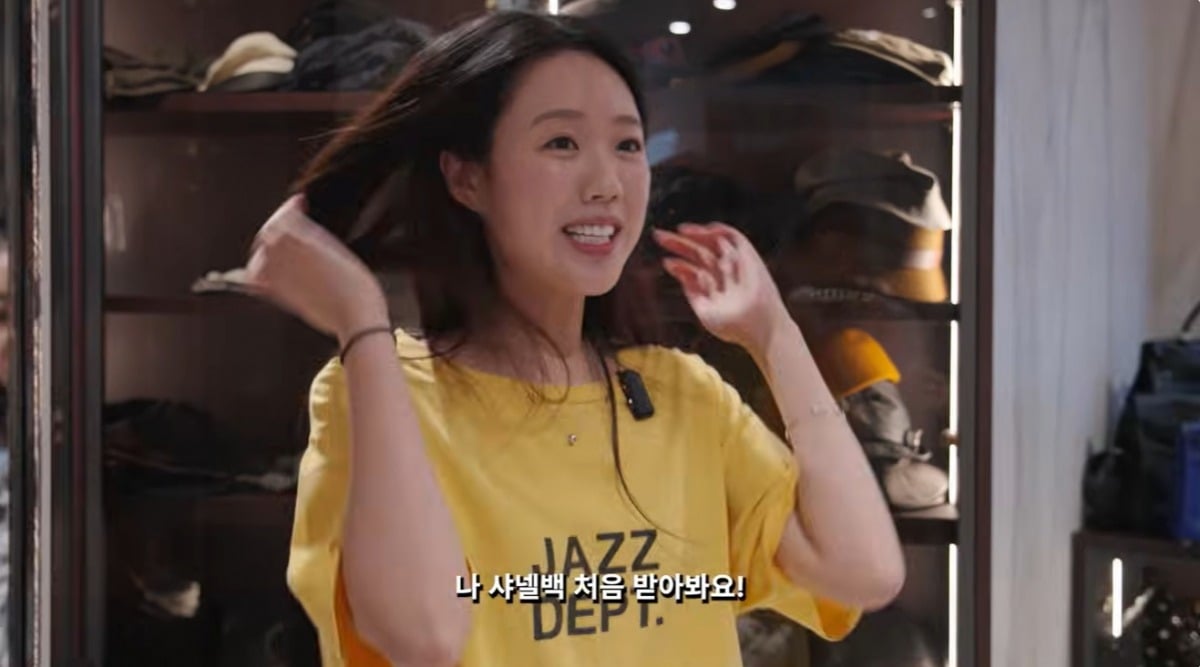 방송인 지예은이 이혜영에게 명품백을 받고 감정을 표출하고 있다. / 사진=이혜영 유튜브 채널