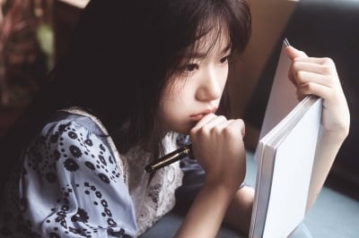"최근 작업한 신인 중 가장 흥미로워"…조승희, 늦여름 햇살보다 눈부신 비주얼
