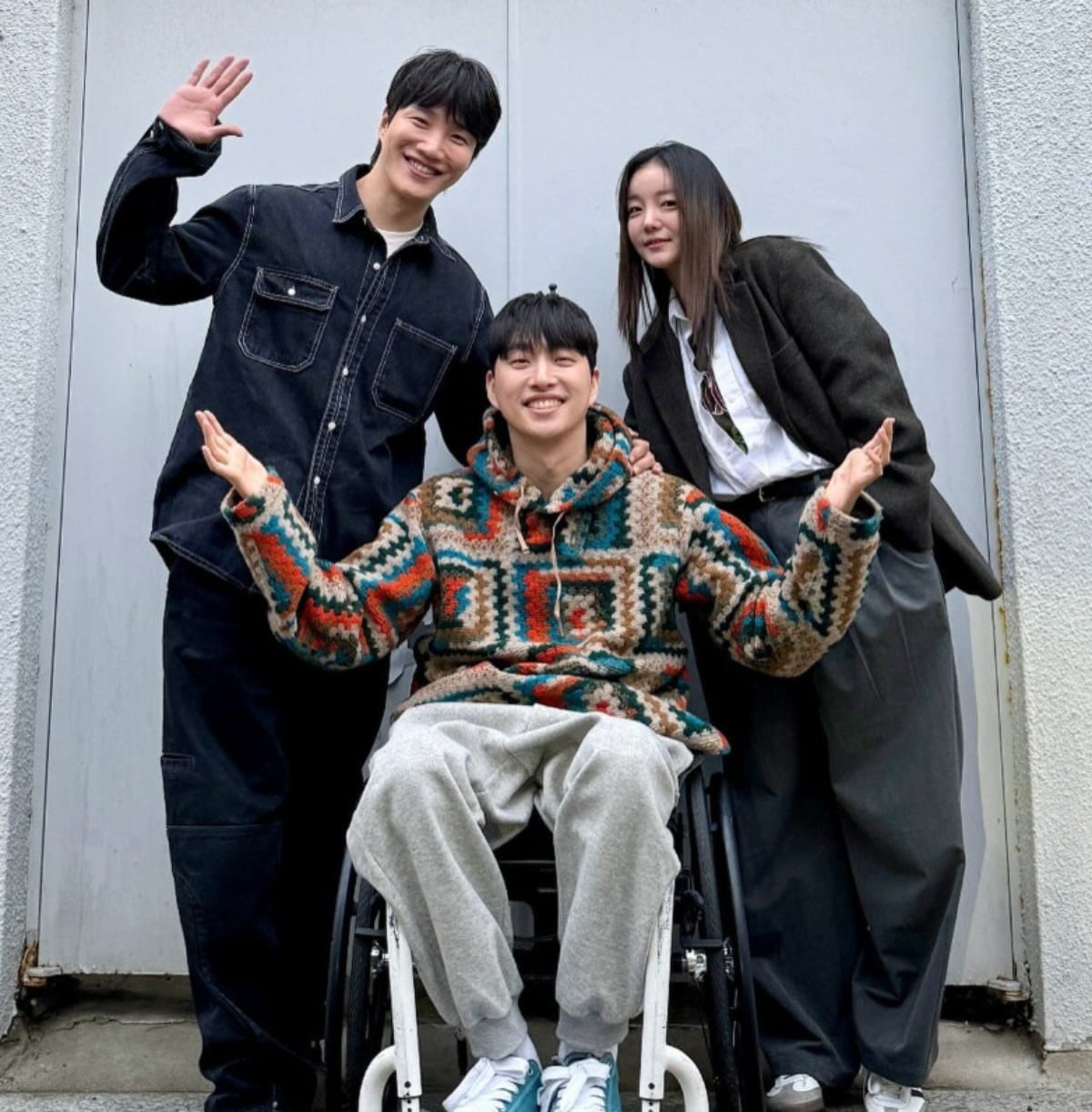 개그맨 김기리와 배우 문지인 부부가 유튜버 박위와 포즈를 취하고 있다. / 사진=김기리 SNS