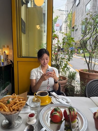 '34세' 한그루, 블랙 미니스커트 입고 뽐낸 명품 다리 라인…'애둘맘' 안 믿겨