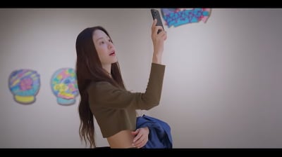 고현정, '뼈말라' 몸매로 서촌 활보…"오늘 부자가 된 기분"