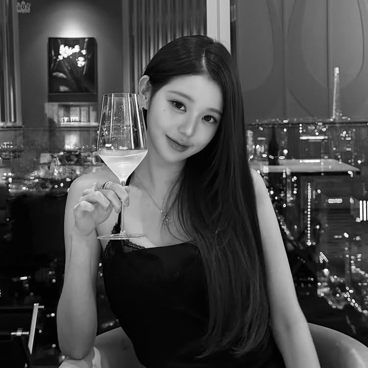 ‘137억원 집주인’ 장원영, 밥값만 인당 37만원…손종원 셰프가 케이크 들고 축하