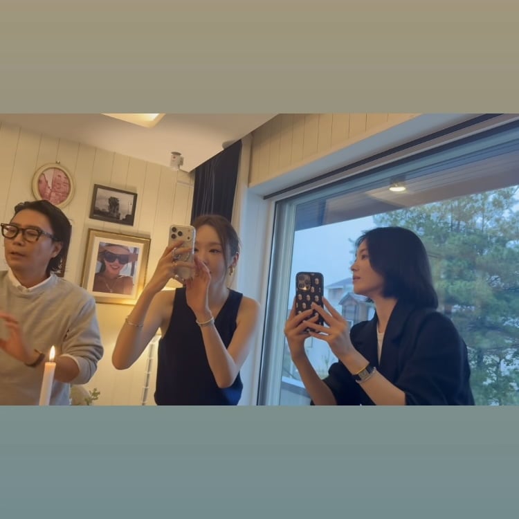 송혜교, 어떻게든 잘 찍으려 안간힘…고현정 언니는 그걸 또 찰칵