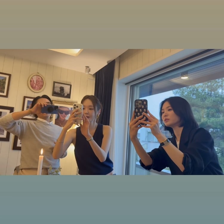 송혜교, 어떻게든 잘 찍으려 안간힘…고현정 언니는 그걸 또 찰칵