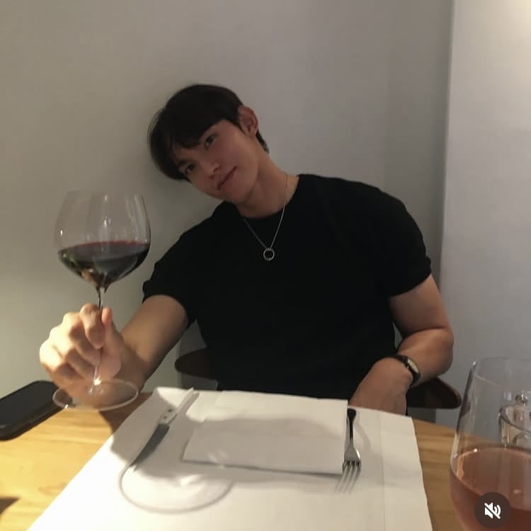 ‘폭력성 논란’ 신승용, 사과문 게재 이후… ♥여친과 이탈리아서 평화로운 한때