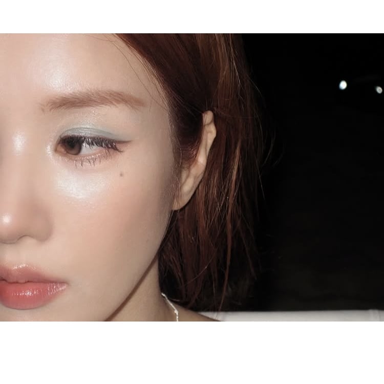 권은비, 무릎에도 반짝이 메이크업…최소 2시단 걸릴 꾸밈 단계