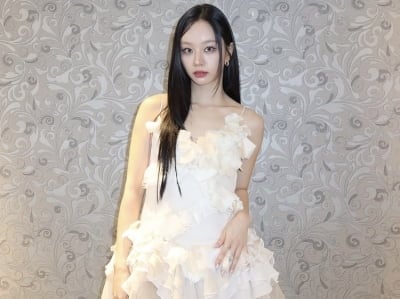 통짜허리+뱃살 논란 지웠다…혜리, 프릴 주렁주렁 달린 원피스로 커버