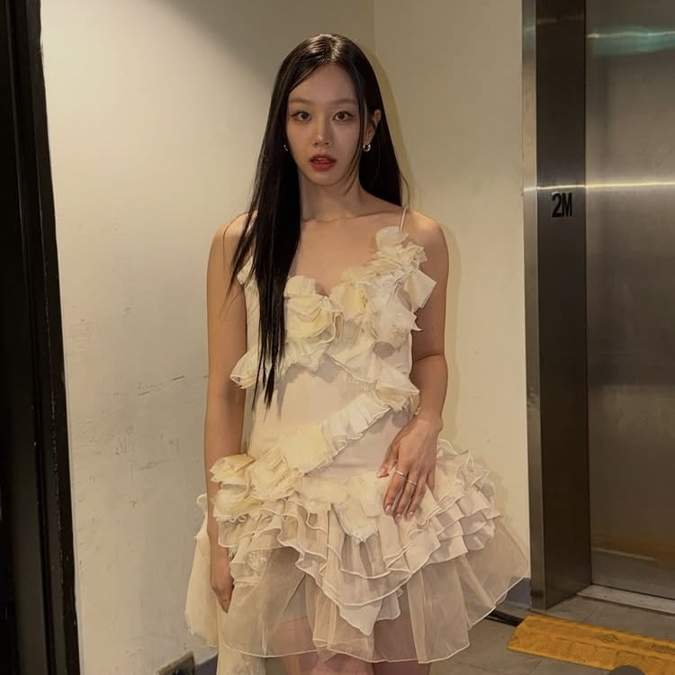 통짜허리+뱃살 논란 지웠다…혜리, 프릴 주렁주렁 달린 원피스로 커버