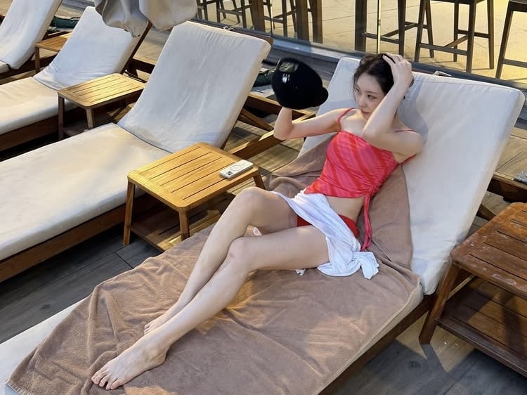 이채연, 모발이식 3571모 심은 후…수영장서 물 묻어도 OK