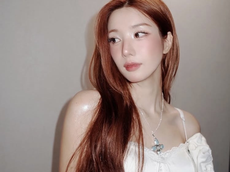 무릎에도 메이크업하더니…권은비, 어깨랑 쇄골에도 반짝이 가득