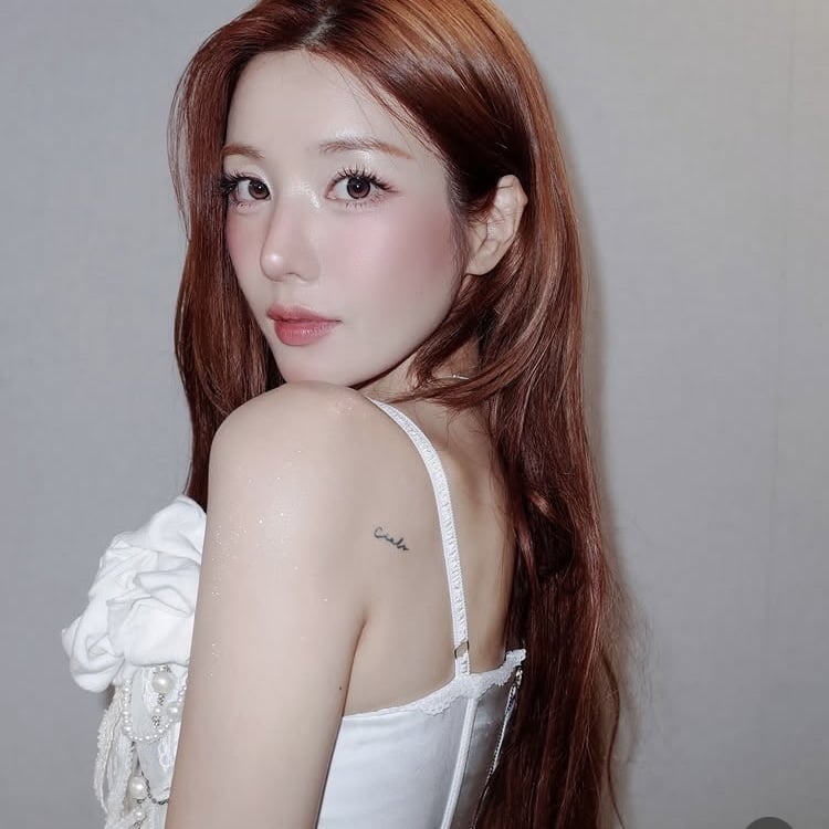 무릎에도 메이크업하더니…권은비, 어깨랑 쇄골에도 반짝이 가득