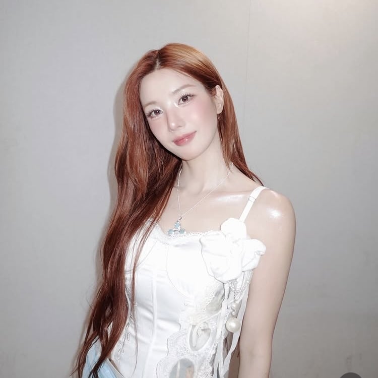 무릎에도 메이크업하더니…권은비, 어깨랑 쇄골에도 반짝이 가득