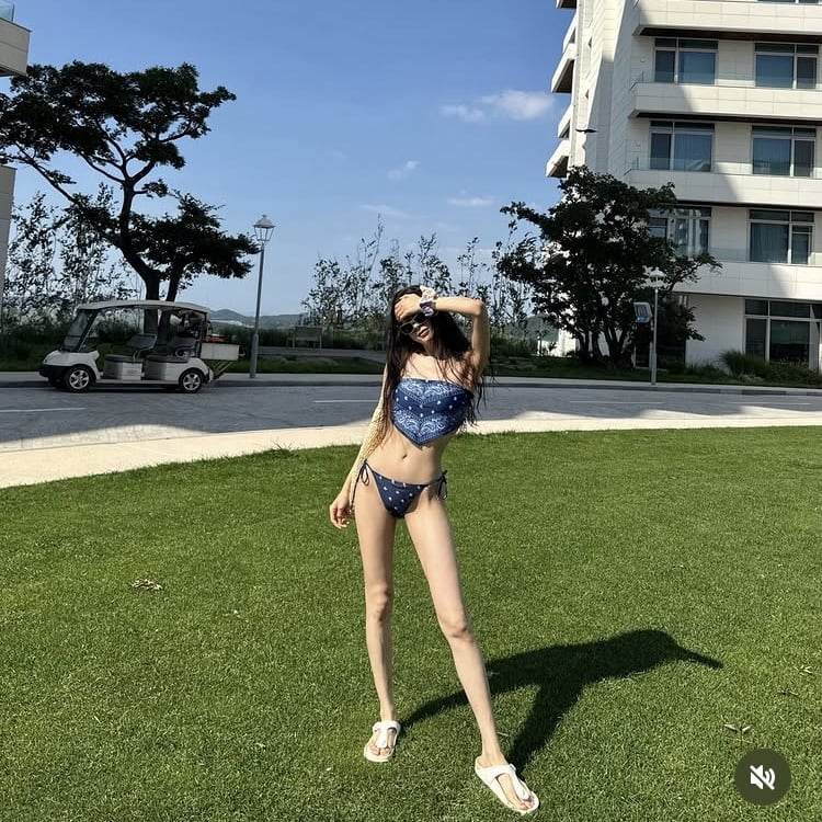 오하영, CG 아니지?…끝없는 다리 길이에 군살 없는 비키니 자태