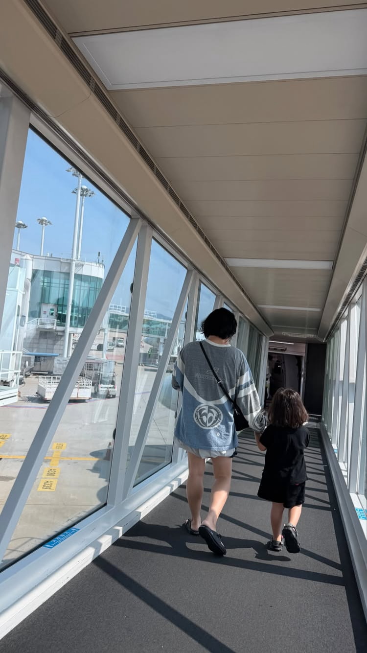 김영희, 10살 연하 옆에서도 동안 미모…전은 안 부치나봐