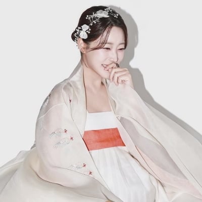 고우리, 출산 11일 앞두고 만삭화보 공개…D라인 아내 옆 풍채 좋은 남편