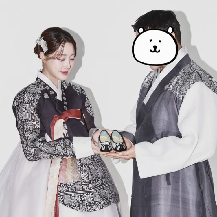 고우리, 출산 11일 앞두고 만삭화보 공개…D라인 아내 옆 풍채 좋은 남편