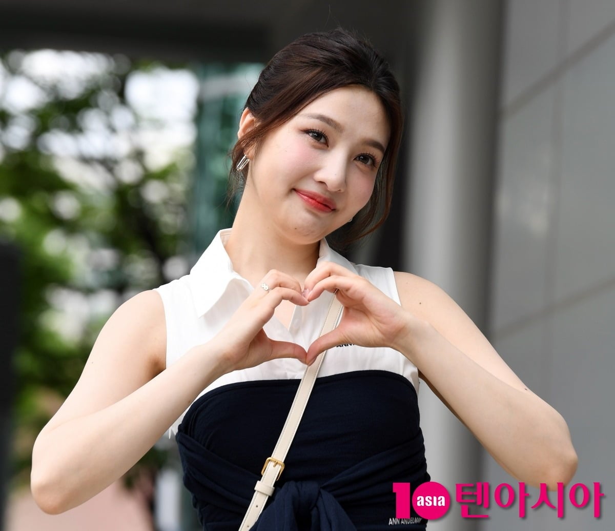 조이가 포즈를 취하고 있다. / 사진=텐아시아DB