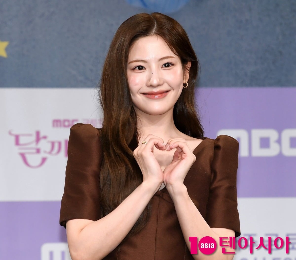 조아람이 포즈를 취하고 있다. / 사진=텐아시아DB