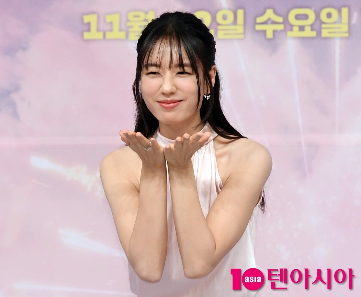 안은진이 포즈를 취하고 있다. / 사진=텐아시아DB