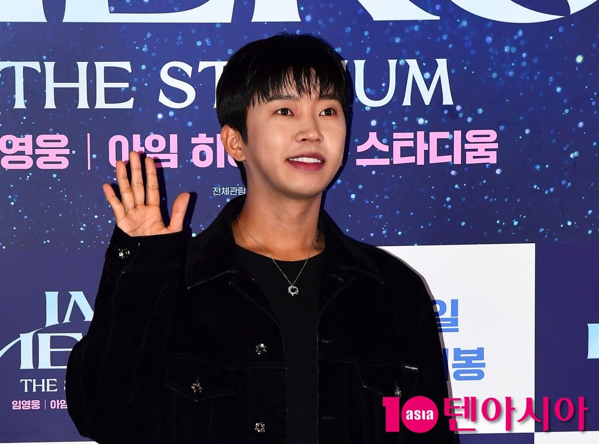 임영웅이 포즈를 취하고 있다. / 사진=텐아시아DB