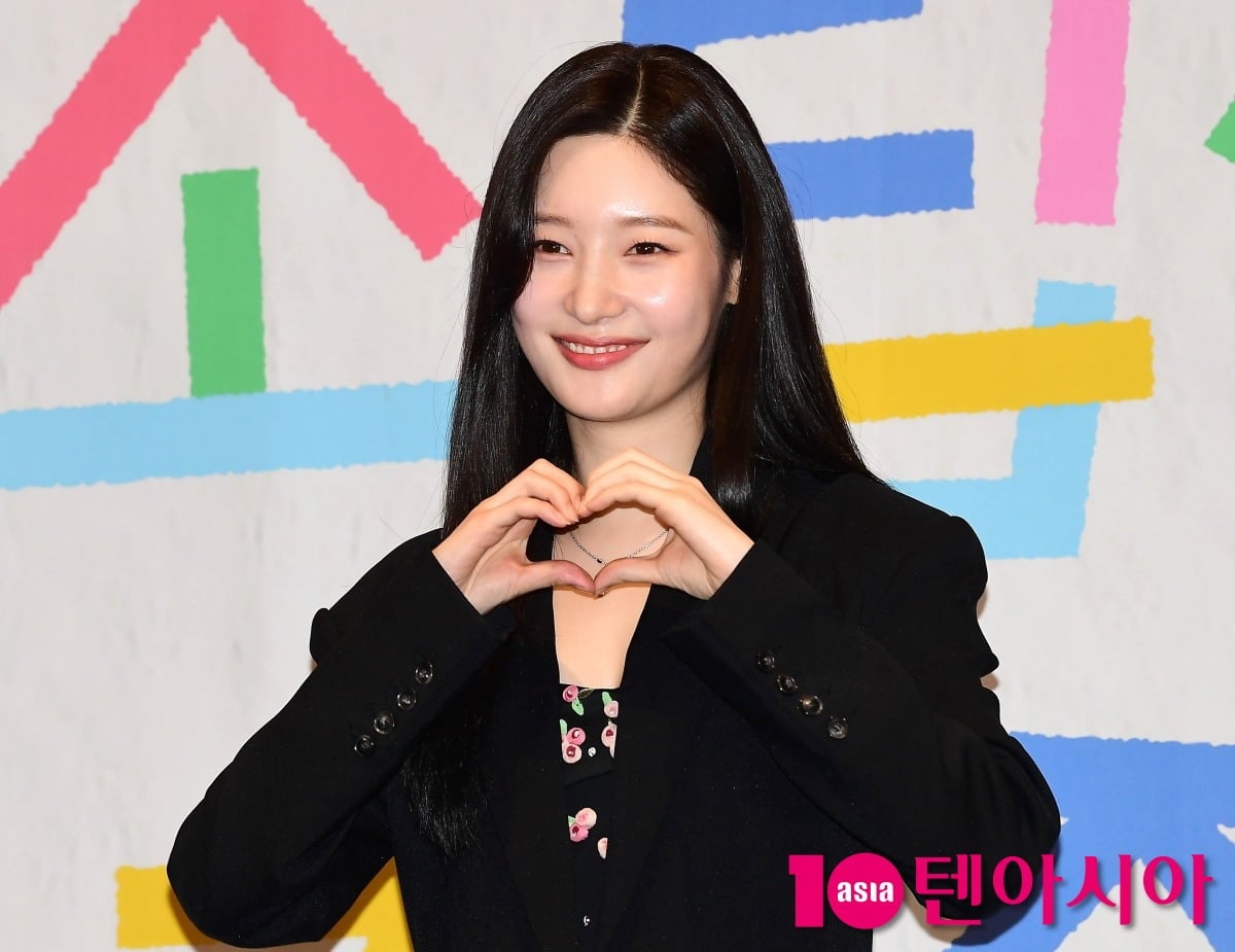 정채연이 공식 행사에 참석해 포즈를 취하고 있다. / 사진=텐아시아DB