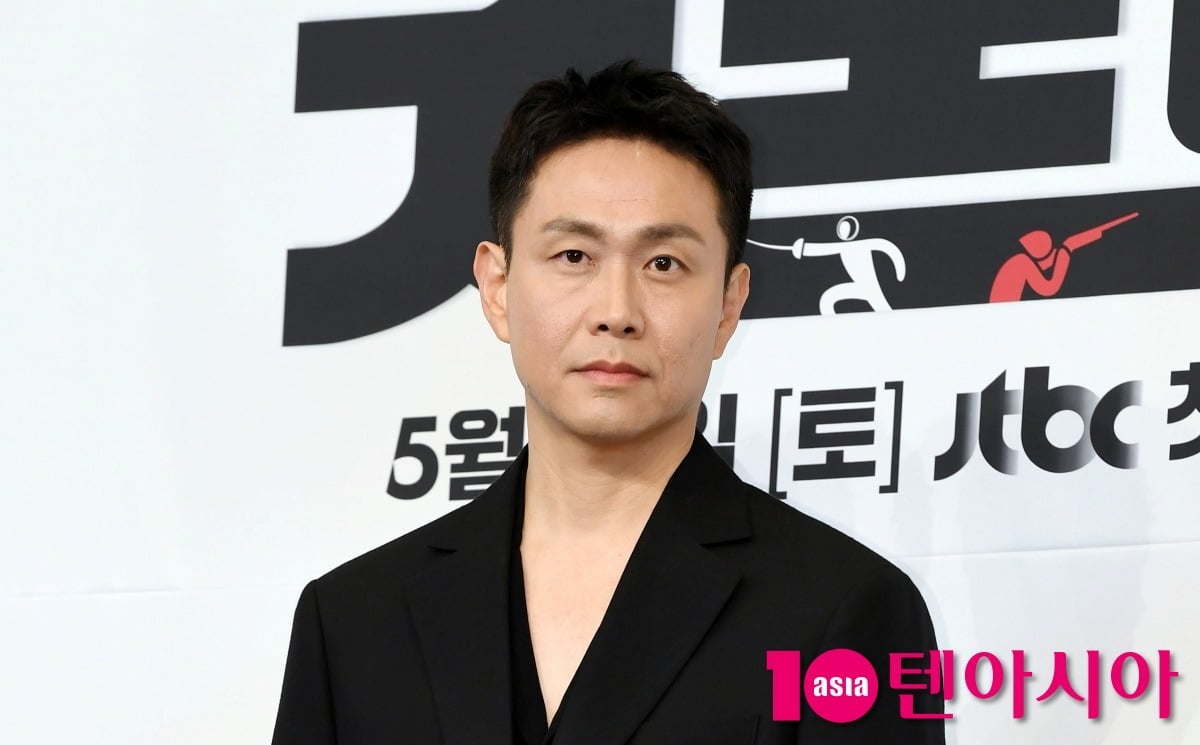 배우 오정세가 공식 행사에서 포즈를 취하고 있다. / 사진=텐아시아DB
