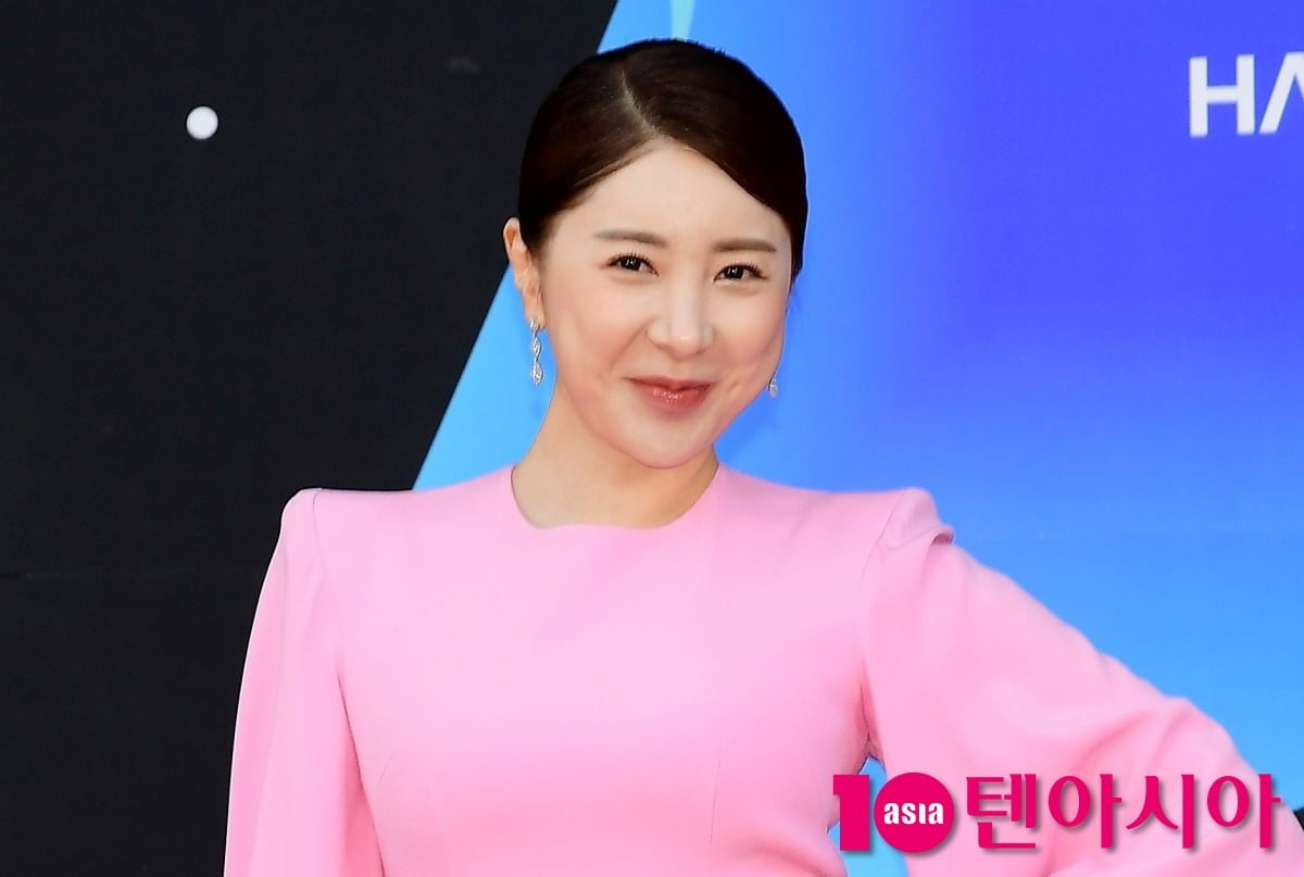 가수 서인영이 공식 행사에서 포즈를 취하고 있다. / 사진=텐아시아DB