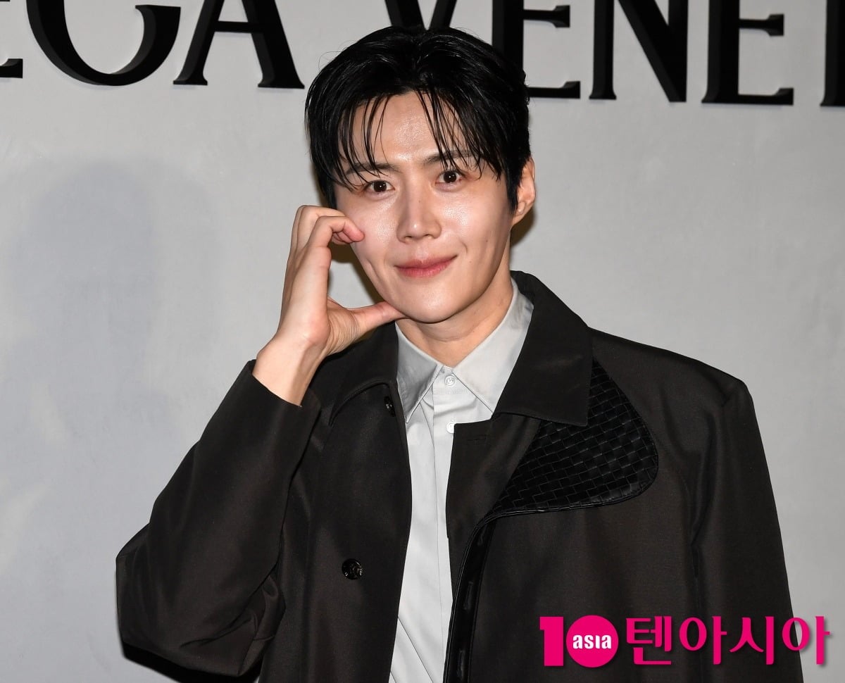 김선호가 공식 행사에 참석해 하트 포즈를 취하고 있다. / 사진=텐아시아DB