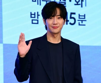 '금융인♥' 이상엽, 알콩달콩한 신혼 생활 공개하더니 깜짝 근황…건강 예능 '원더픽' MC 활약