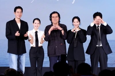 베니스영화제 막 올랐다…이창동, 24년 만에 '가능한 사랑'으로 황금사자상 도전
