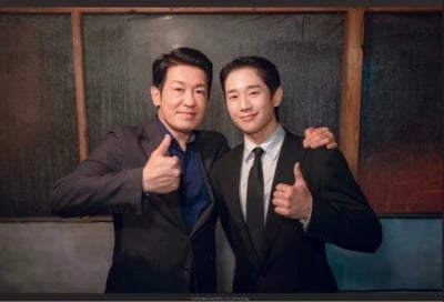 하차한다는 하영은 모를 이 기분…'이엿사' 정해인·허성태, 행복 가득한 투샷