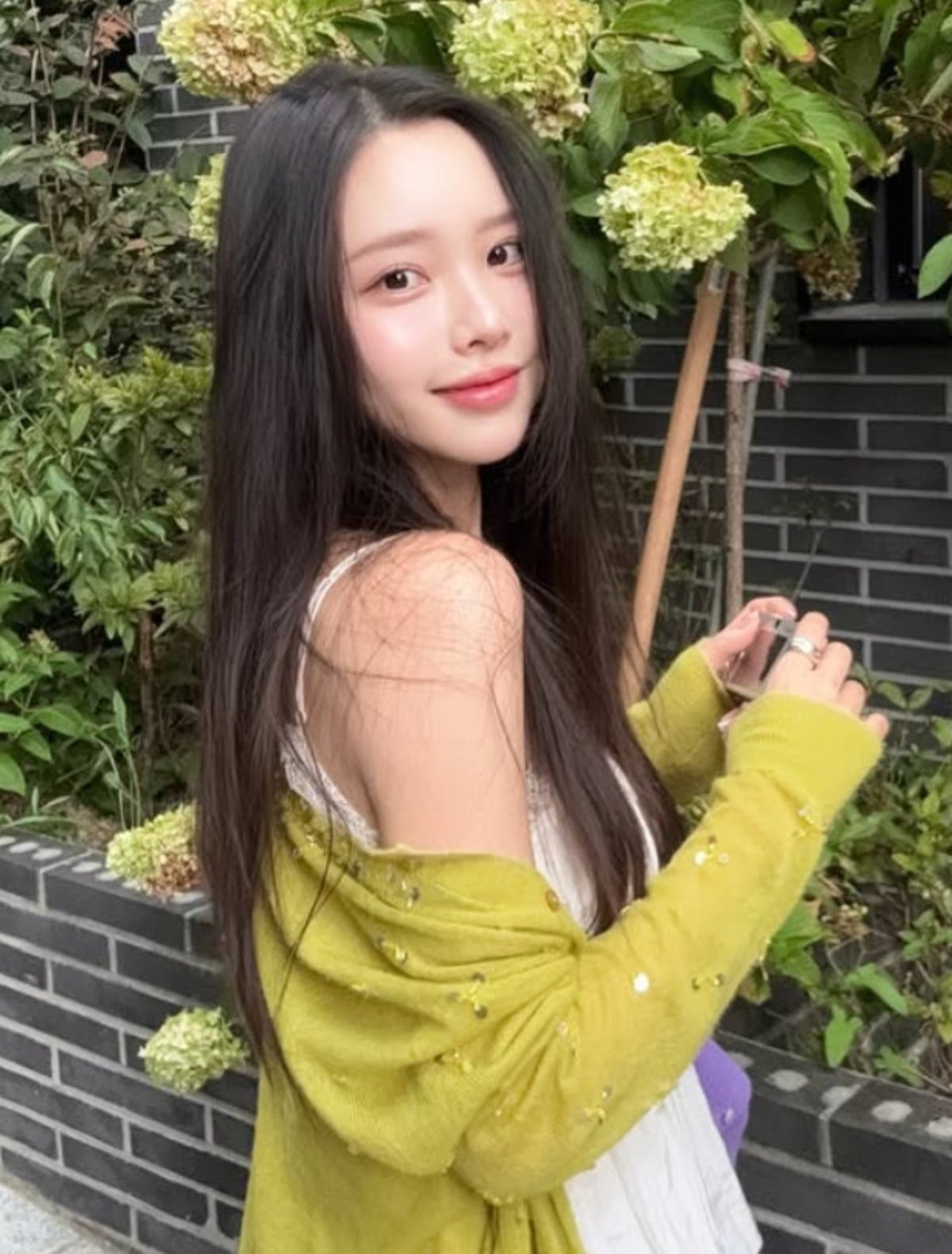 개그맨 박성광의 아내 이솔이가 카메라를 바라보며 미소를 짓고 있다. / 사진=이솔이 SNS