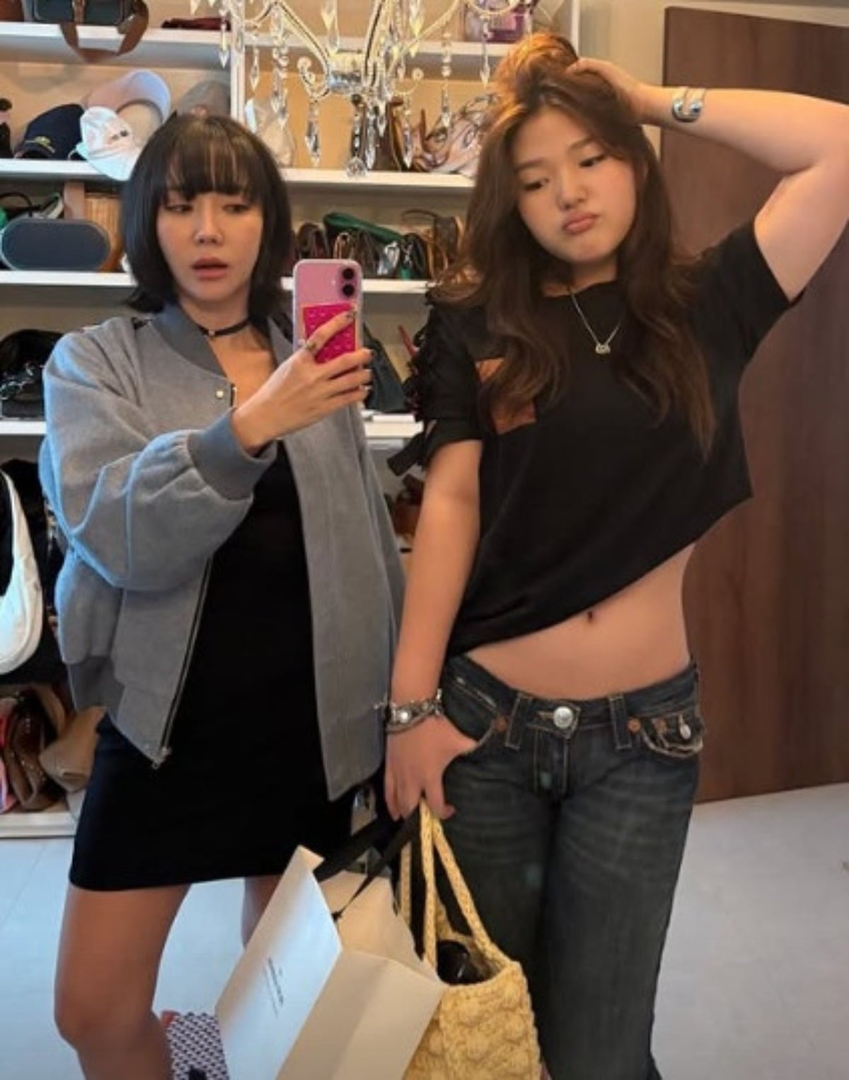 이윤진이 딸과 함께 포즈를 취하고 있다. / 사진=이윤진 SNS