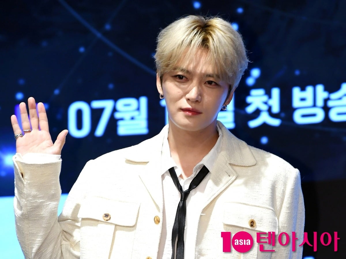 김재중이 일본 도쿄에서 자기 얼굴을 내건 포토 부스와 음료 자판기를 마주하며 현지 인기를 실감한다./사진=텐아시아DB