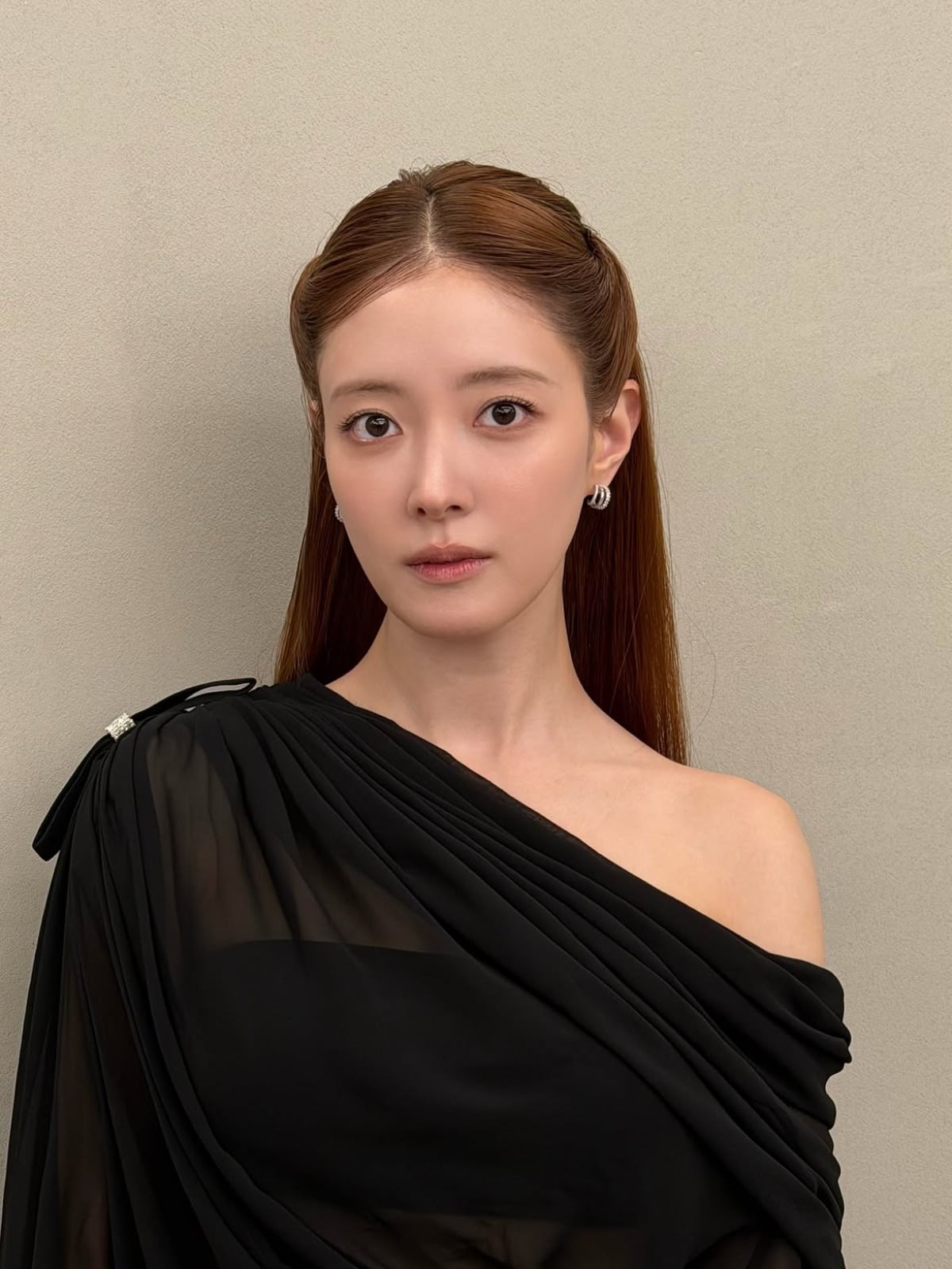 '34세' 이세영, 인형이 걸어 나왔나…오프숄더 드레스 입고 뽐낸 슬림 핏 