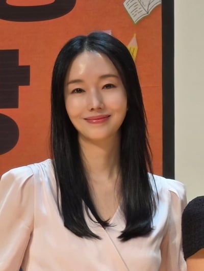 '194억 건물주' 이정현, 배우+감독 다 해냈다…핑크 원피스 뽐낸 여신 자태