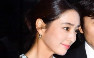 이민정, ♥이병헌 얼굴 SNS서 잘라냈다…"옆분 표정 애매, 죄송"