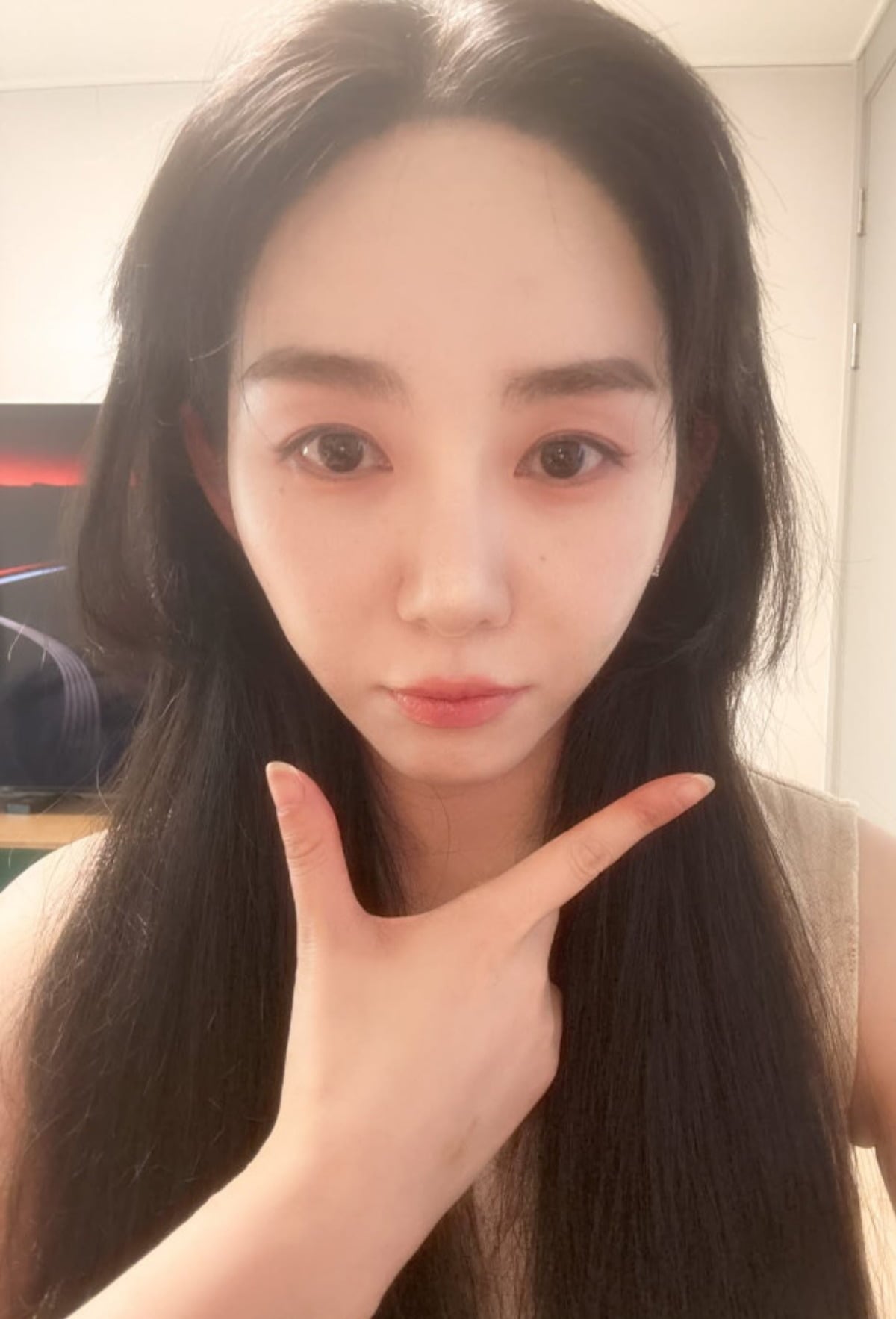 그룹 AOA 출신 권민아가 카메라를 향해 포즈를 취하고 있다. / 사진=권민아 SNS