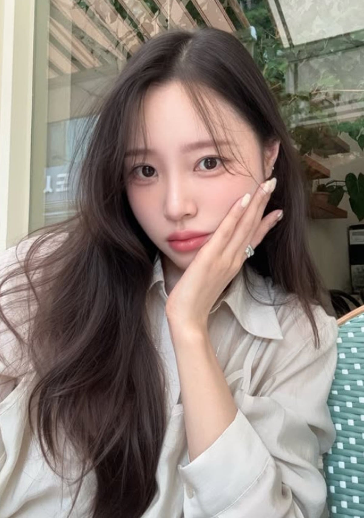 개그맨 박성광의 아내가 카메라를 바라보고 있다. / 사진=이솔이 SNS