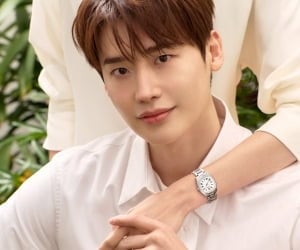 이종석, 화이트 셔츠에 시계 하나면 충분…깔끔 스타일링의 정석