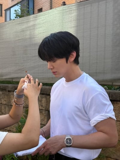 '10㎏ 벌크업' 안재현, 태평양 같은 어깨 어쩔거야…흰 티 하나 입었을 뿐인데