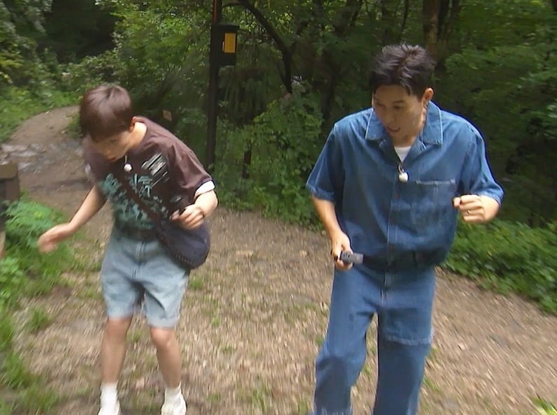 김종민과 딘딘이 '1박 2일' 녹화 도중 실제 뱀과 맞닥뜨려 혼비백산한다./사진제공=KBS2