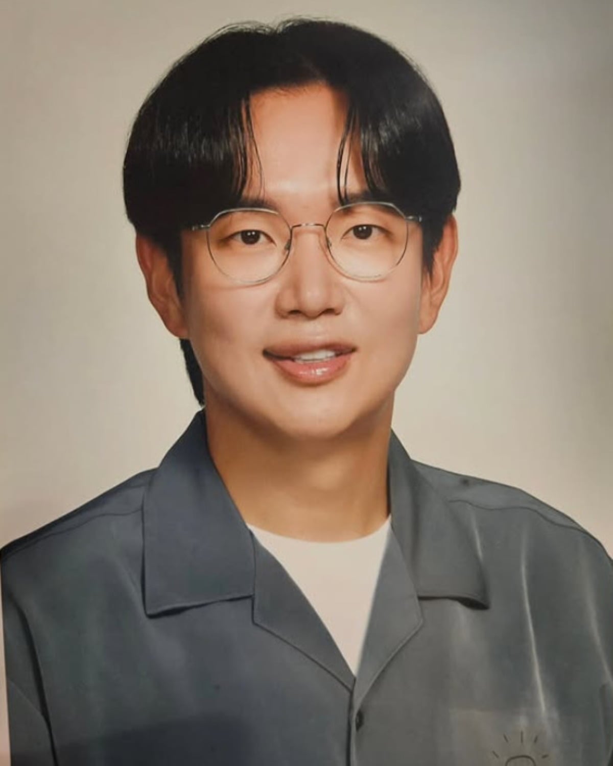 방송인 장성규가 영정사진 촬영을 위해 정면을 응시하고 있다. / 사진=장성규 SNS