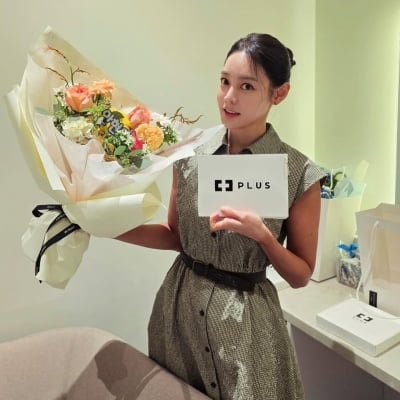 '43세' 안현모, 돌싱 안 믿기는 동안 비주얼…꽃다발 품에 안고 환한 미소