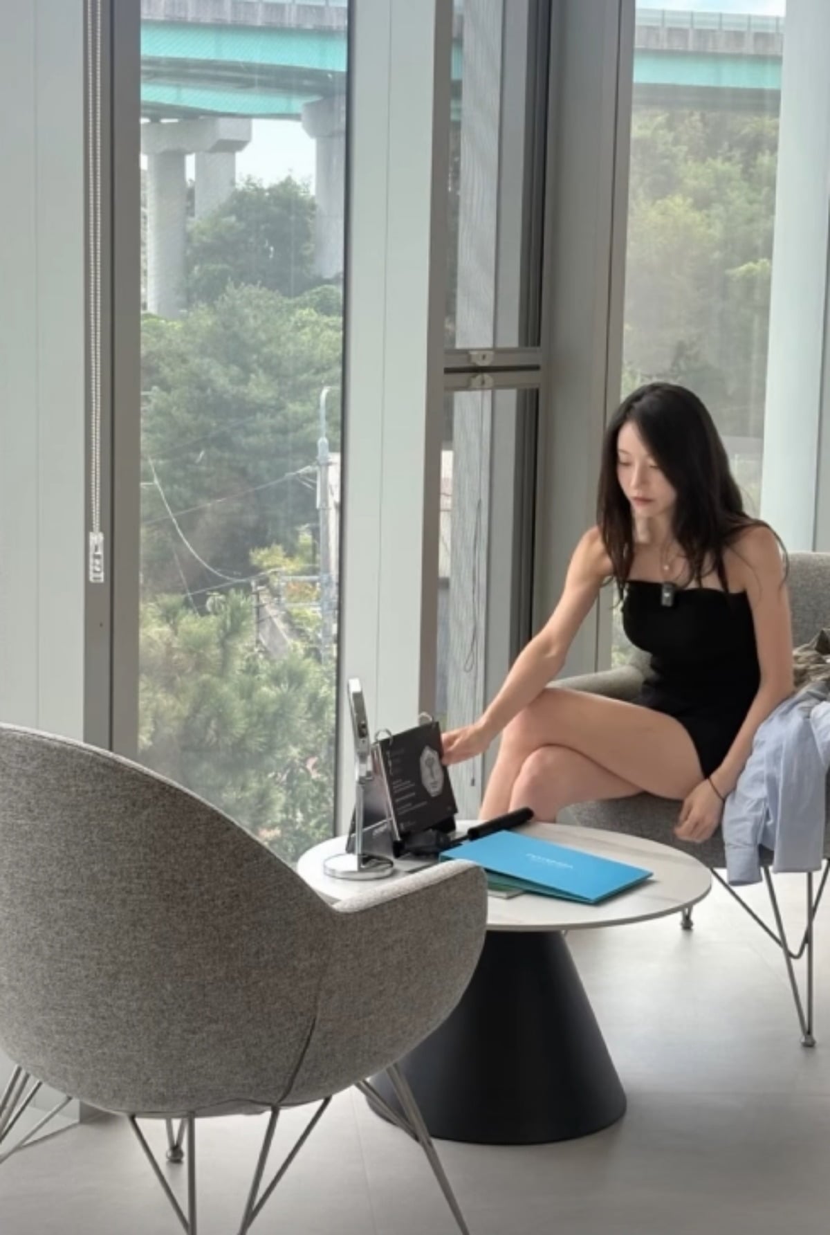 '나솔' 31기 정희, 부케 받더니 미모 더 물올랐다…늘씬한 각선미 자랑